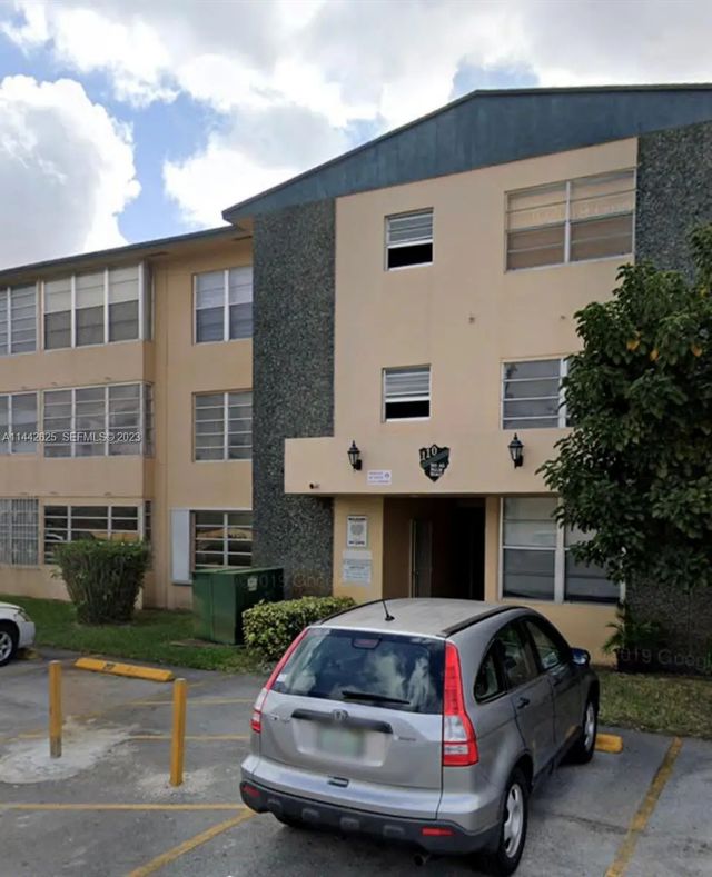110 Royal Palm Road #207, Hialeah Gardens