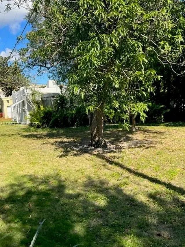 2 of 4 - 821 Ne 120th Street, Biscayne Park, FL