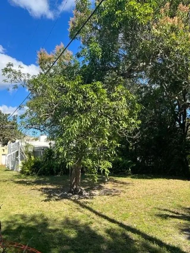3 of 4 - 821 Ne 120th Street, Biscayne Park, FL
