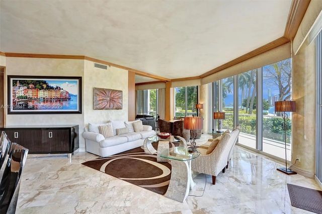 2600 Island Boulevard #101, Aventura