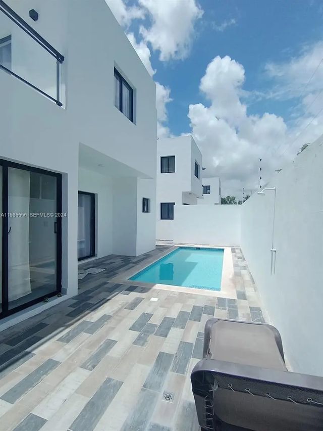 3 Sky Line, 