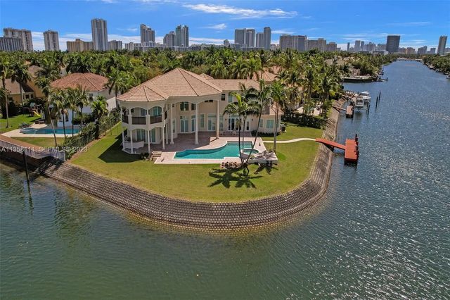 1130 Harbor Court, Hollywood
