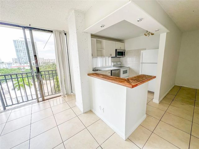3 of 21 - 17021 N Bay Road #915, Sunny Isles Beach, FL