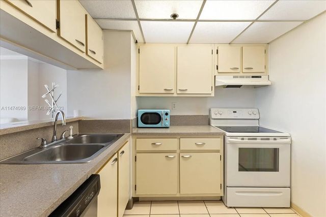 5 of 30 - 7601 E Treasure Drive #2311, North Bay Village, FL