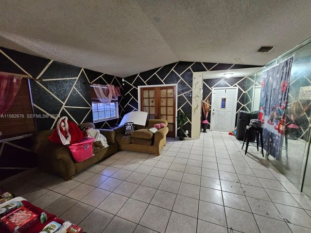 4 of 17 - 725 Nw 19th Terrace, Fort Lauderdale, FL