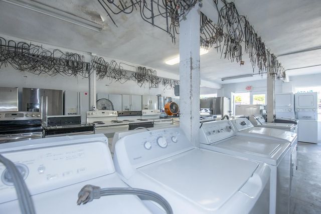 2 of 11 - 928 S Dixie Highway, Lake Worth Beach, FL