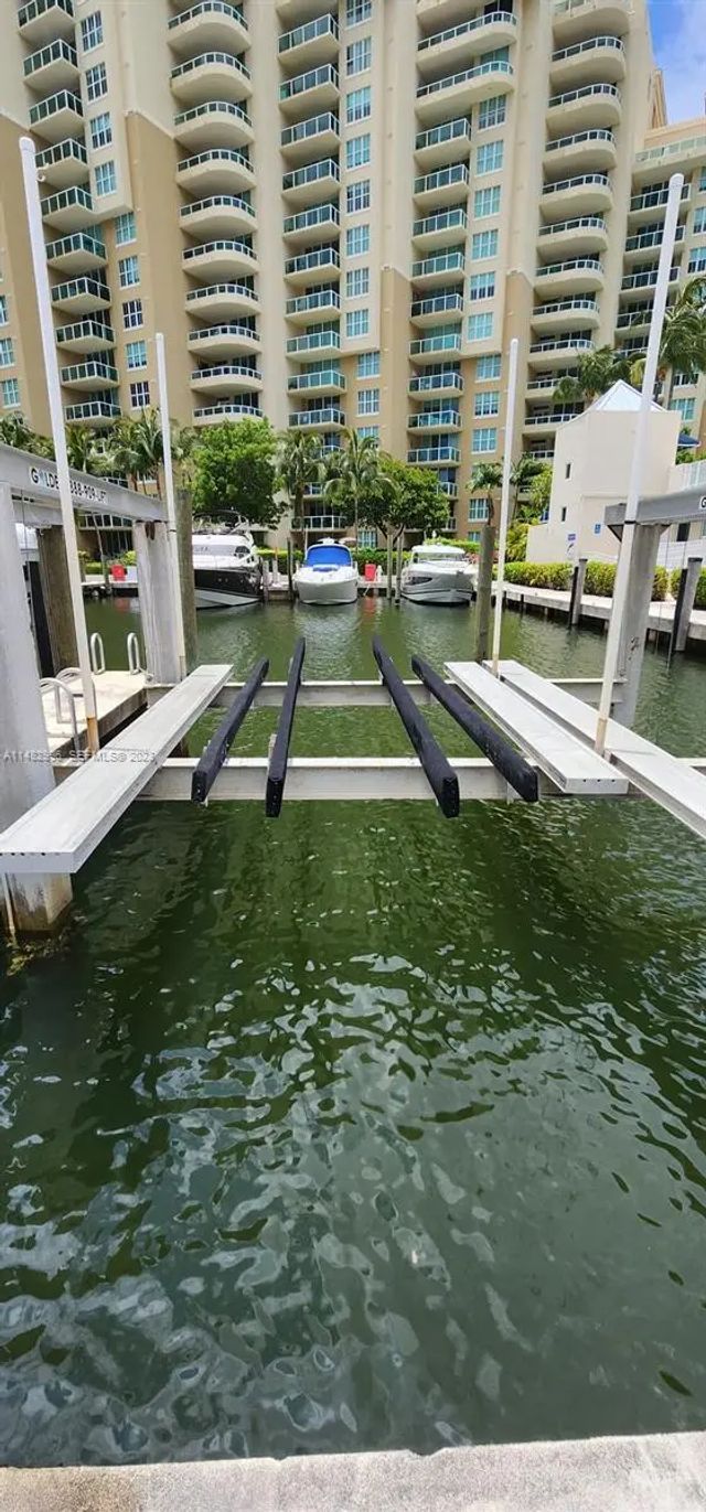N/A, Aventura