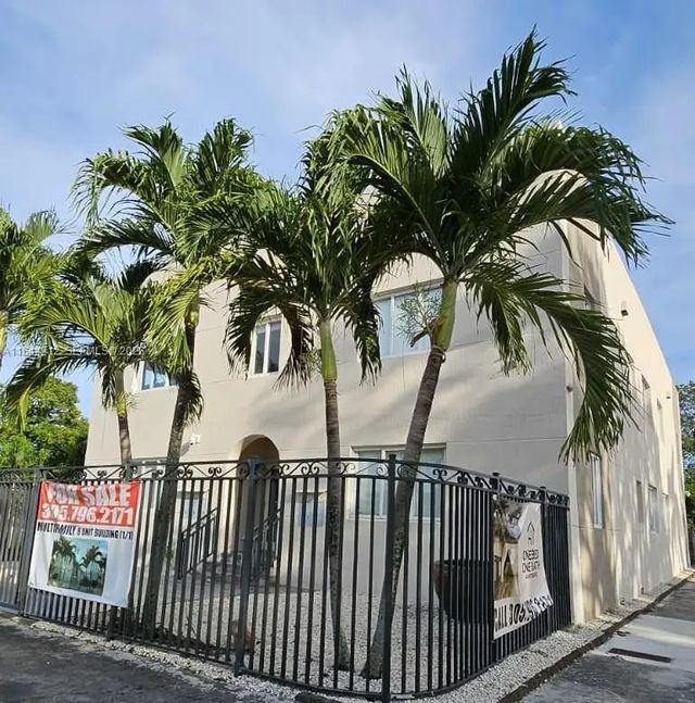 3 of 22 - 2500 Ne 192nd Street, Miami, FL