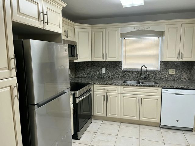 4 of 13 - 1763 Abbey Road, West Palm Beach, FL