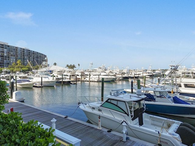 2 of 31 - 108 Lakeshore Drive #140, North Palm Beach, FL