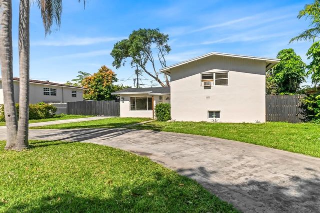 2 of 25 - 1215 Ne 200th Street, Miami, FL