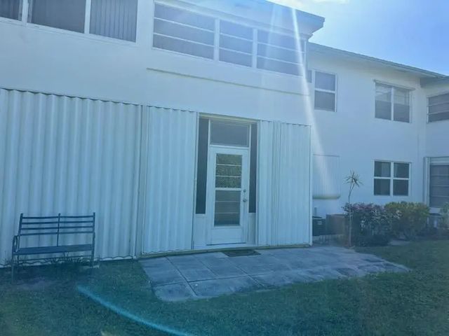 3 of 8 - 1117 Lake Terrace #105, Boynton Beach, FL
