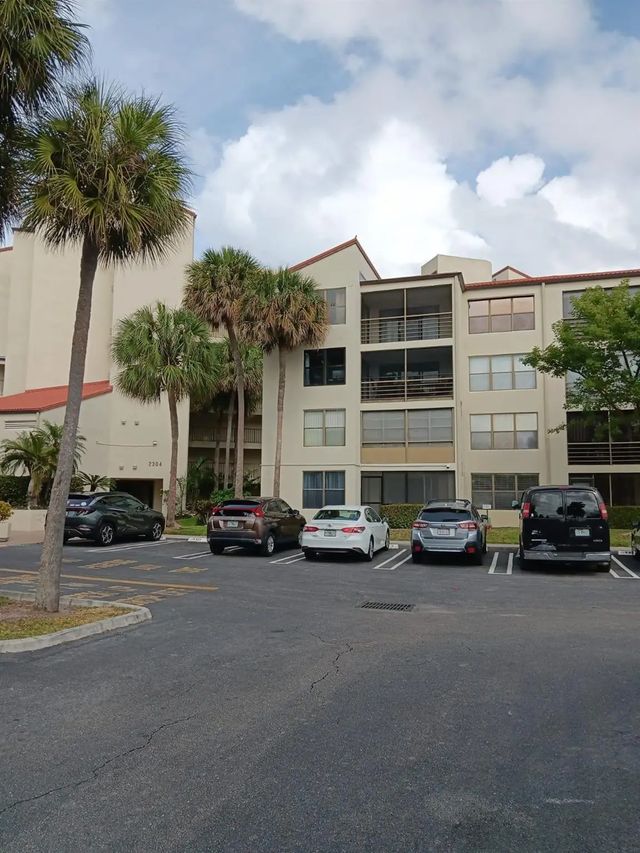 2304 S Cypress Bend Drive #313, Pompano Beach