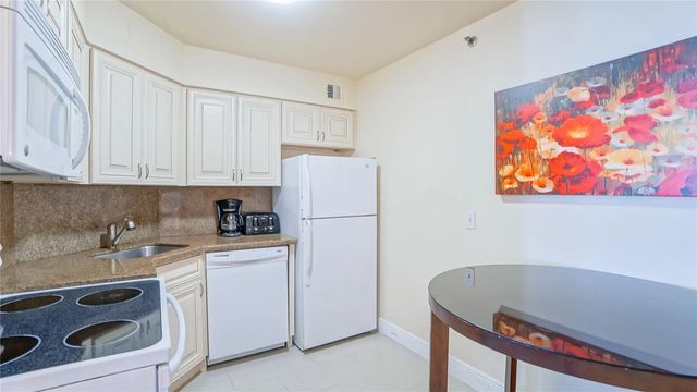 5 of 22 - 5225 Collins Avenue #1417, Miami Beach, FL