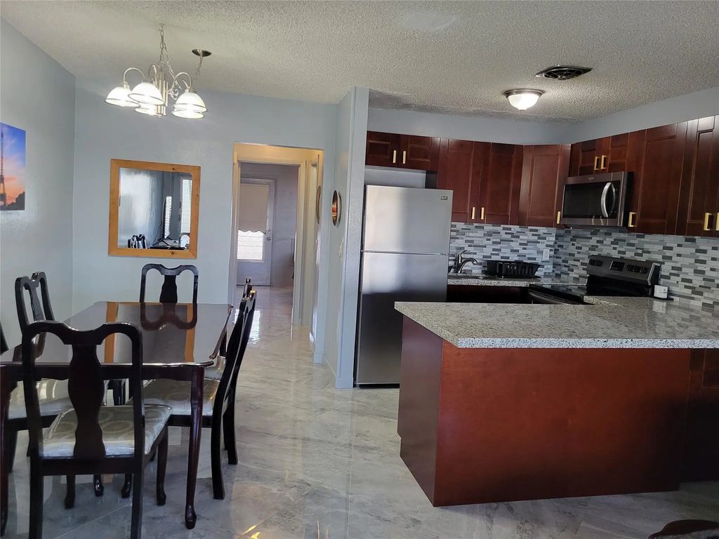 800 Sw 11th Avenue #17, Hallandale Beach
