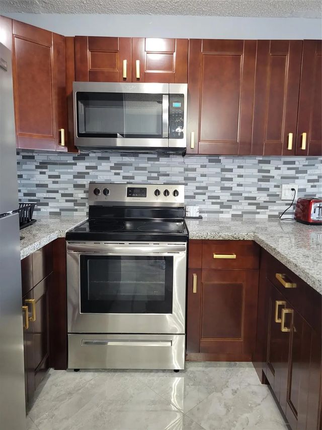 3 of 23 - 800 Sw 11th Avenue #17, Hallandale Beach, FL