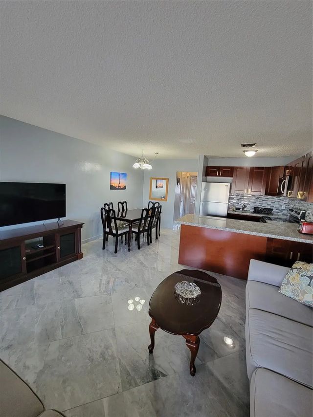 4 of 23 - 800 Sw 11th Avenue #17, Hallandale Beach, FL