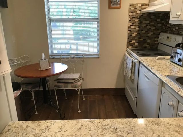 4 of 25 - 7410 Nw 1st Street #202, Margate, FL