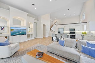 Photo of Listing #R11093609