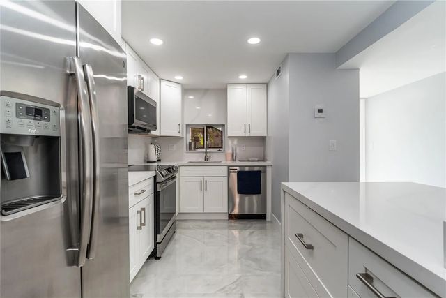9523 S Hollybrook Lake Drive #102, Pembroke Pines