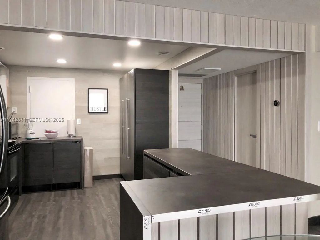 427 Golden Isles Drive #15j, Hallandale Beach