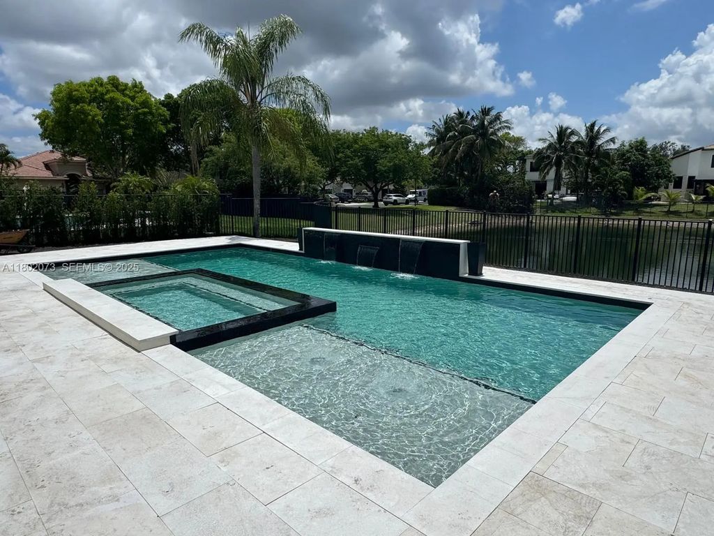 Established Fully License Established Fully License And Insured Pool/spa Bus, Miami