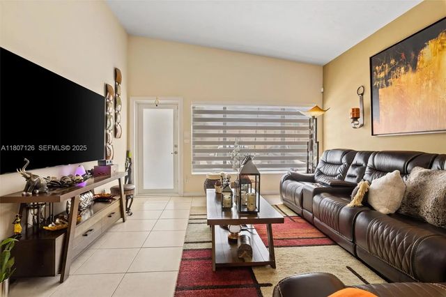 4 of 24 - 881 Nw 177th Terrace, Miami Gardens, FL