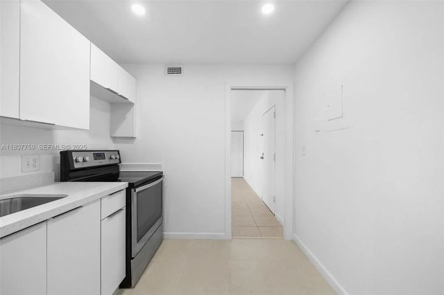 2 of 17 - 4222 Inverrary Boulevard #4211, Lauderhill, FL