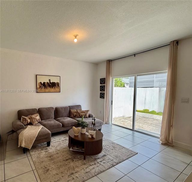 3 of 8 - 907 Se 17th Court, Homestead, FL