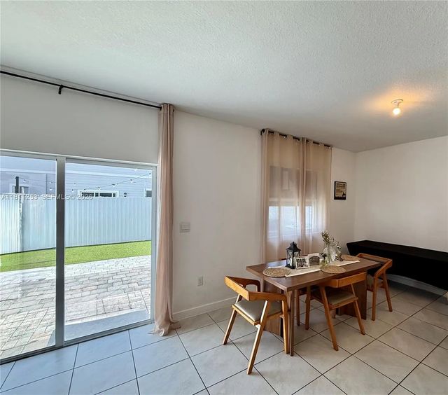 4 of 8 - 907 Se 17th Court, Homestead, FL