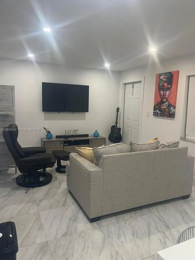 5 of 10 - 2145 Pierce Street #422, Hollywood, FL