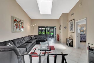 Photo of Listing #R11095314