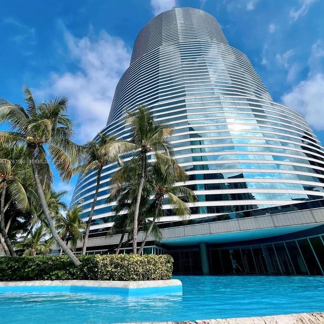 100 Se 2 Street #2000, Miami