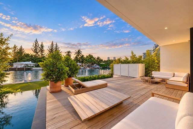 3 of 18 - 1041 W 48th Street, Miami Beach, FL