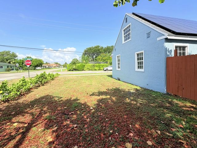 3 of 44 - 307 4th Street, Lake Park, FL