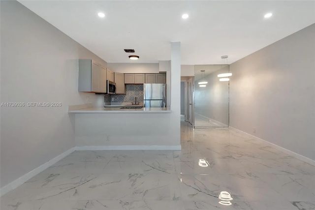 3 of 20 - 820 Sw 11th Avenue #14b, Hallandale Beach, FL