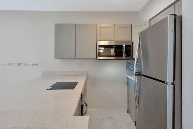 4 of 20 - 820 Sw 11th Avenue #14b, Hallandale Beach, FL