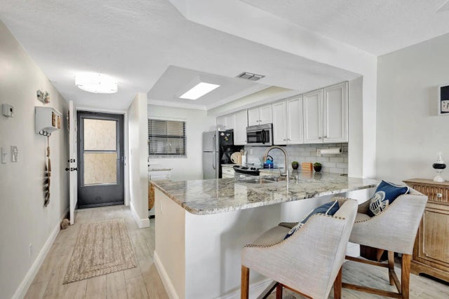 Photo of Listing #R11096638