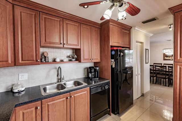 3 of 23 - 4270 Nw 40th Street #105, Lauderdale Lakes, FL