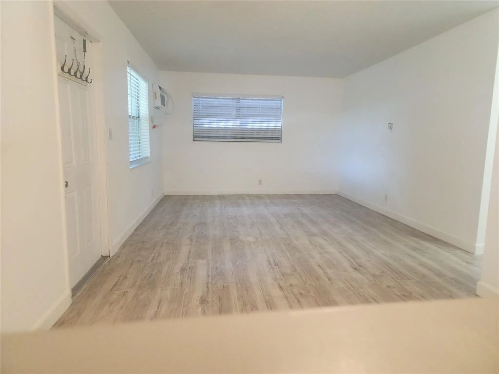 900 Sw 11th Street #3, Hallandale Beach