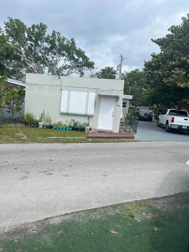 2381 Ne 137 Street, North Miami Beach