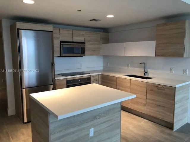 3 of 53 - 16385 Biscayne Boulevard #1005, North Miami Beach, FL