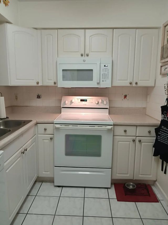 7320 Lake Circle Drive #407, Margate