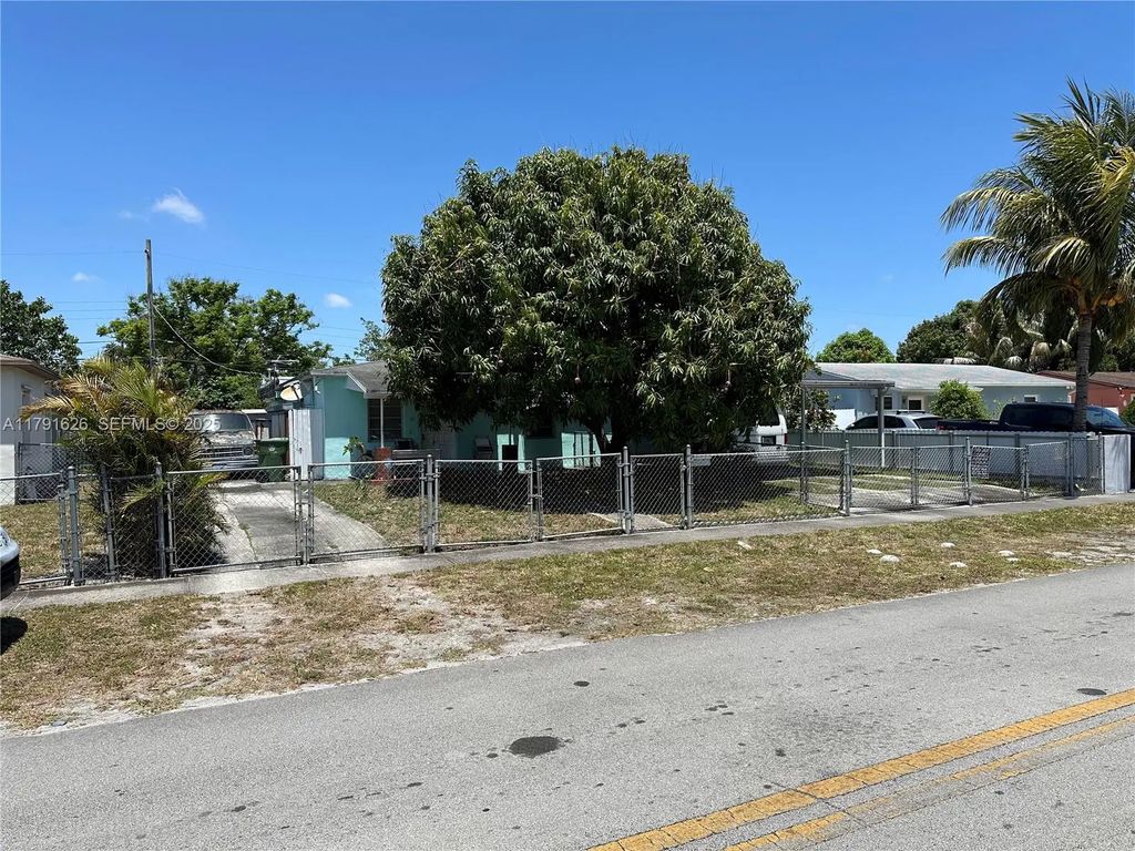 911 E 39th Place, Hialeah