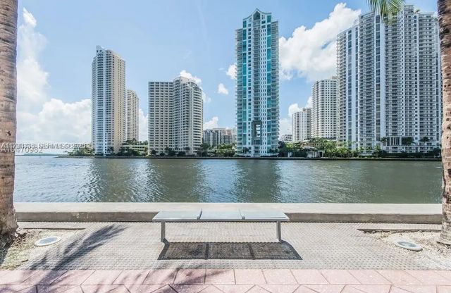 5 of 12 - 325 S Biscayne Boulevard #3822, Miami, FL