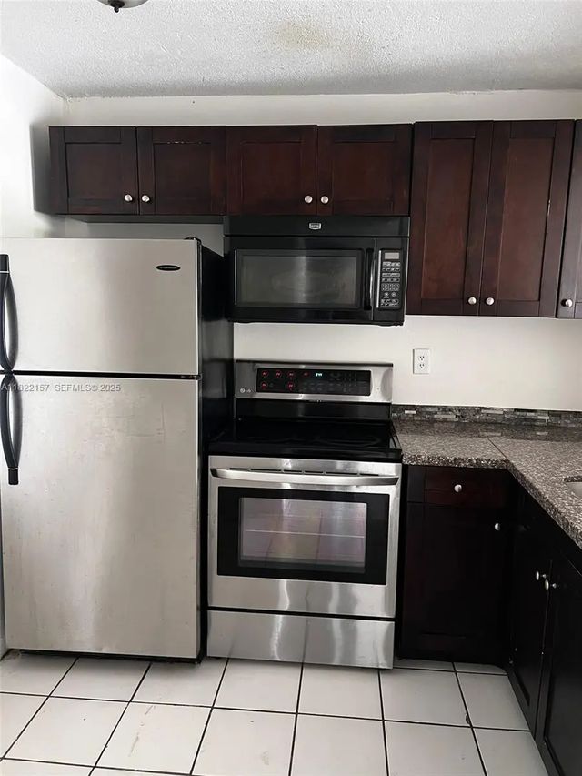 498 Nw 165th St Road #d303, Miami