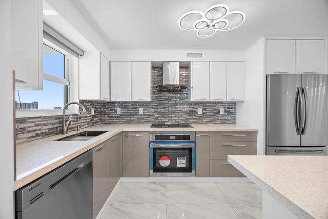 137 Golden Isles Drive #914, Hallandale Beach