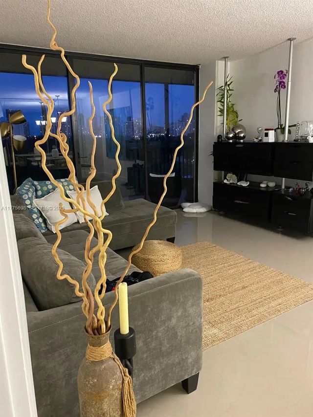 5 of 16 - 20335 W Country Club Drive #905, Aventura, FL