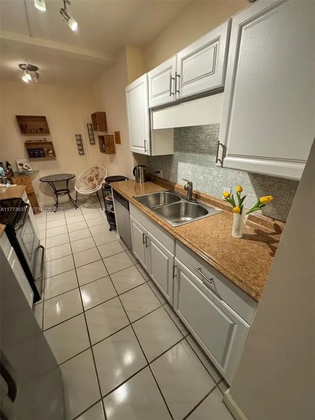 5 of 56 - 4330 Hillcrest Drive #304, Hollywood, FL