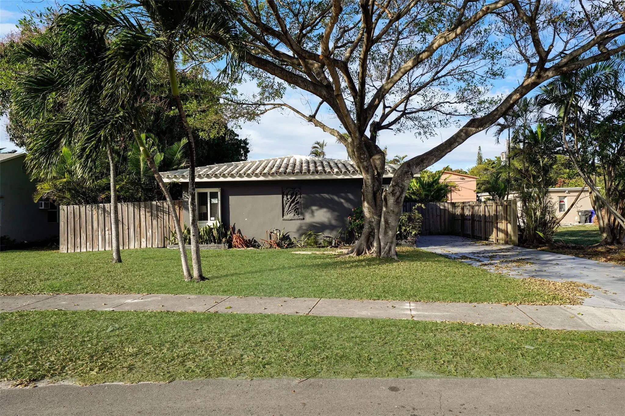 1955 Thomas Street, Hollywood